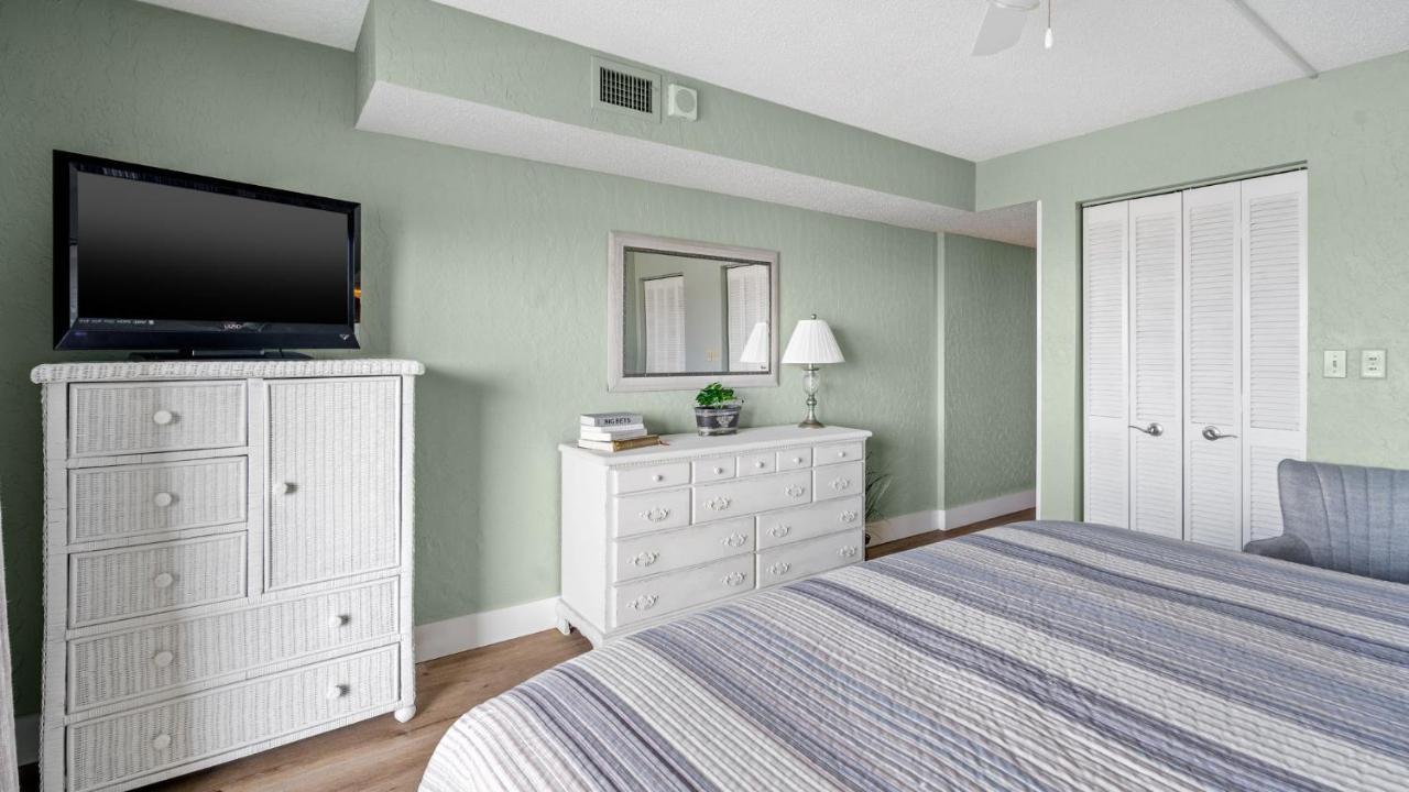 Aparthotel Regency Towers 304 - Gulf Front, Sunset Views, Pool, Hot Tub, Tiki Hut & More!